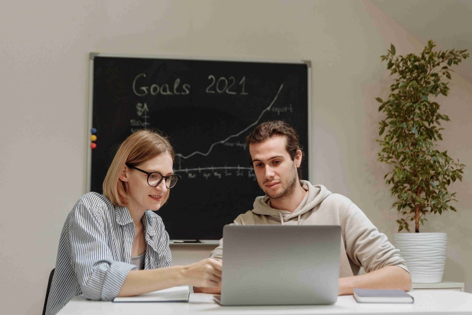 An image illustrating How to Set Small Business Financial Goals