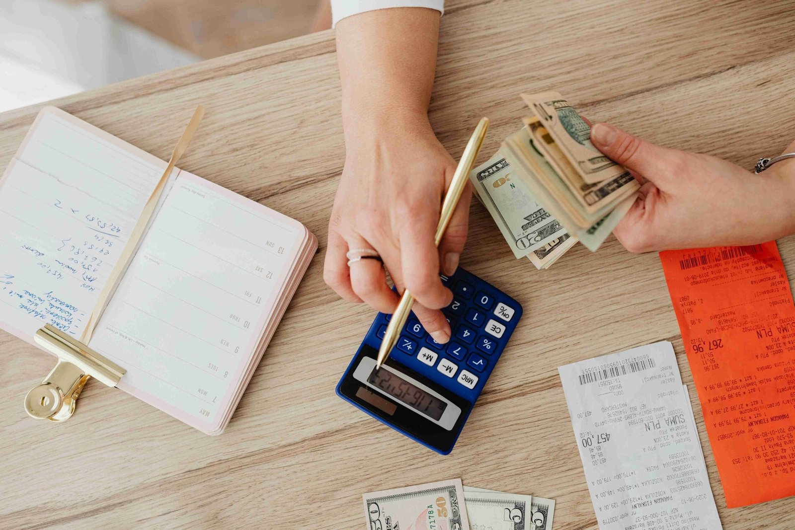 An image illustrating Tracking Income and Expenses with Apps: Small Business Guide