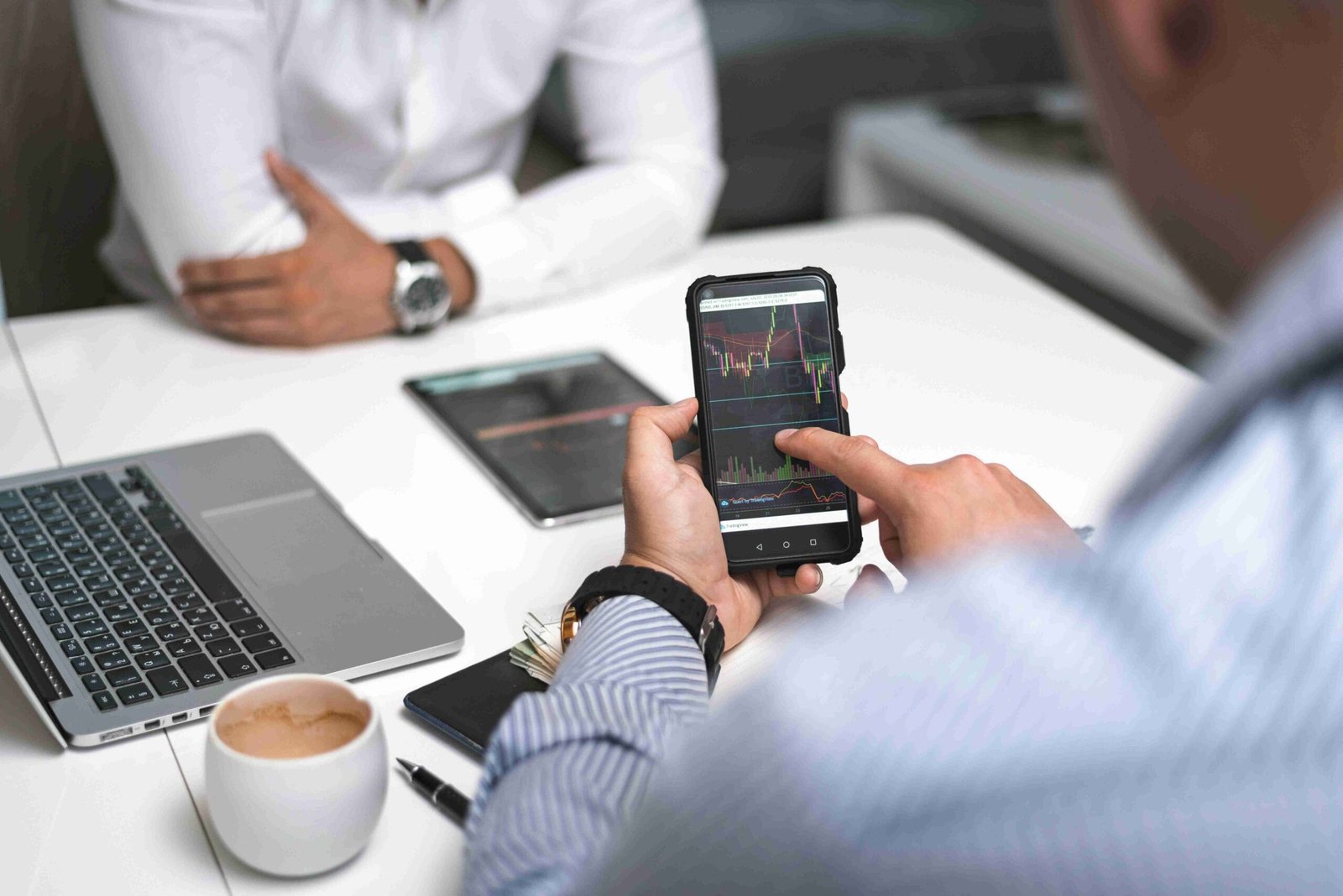 An image illustrating Profit vs. Cash Flow: Understanding Your Business's True Financial Pulse